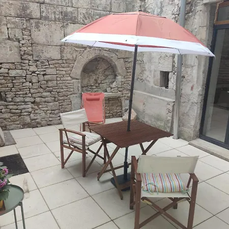 De Charme, Au Calme Dans Le Vieux Chaumont